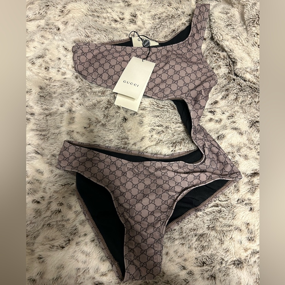 Not real Gucci swim suit . Size large is a size 6 according to the size chart.